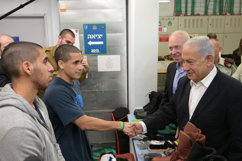 Statsminister Benjamin Netanyahu og forsvarsminister Yoav Gallant besøkte rekrutteringssenteret for IDF i Tel Hashomer tirsdag 21. mars.
 Foto: Amos Ben-Gershom (GPO)