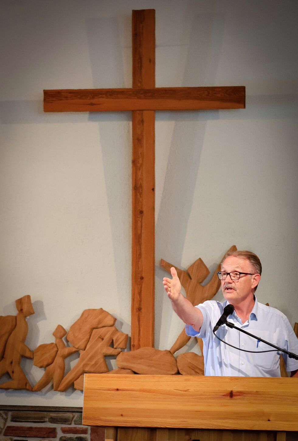 GUDS ORD PÅ SAMENES SPRÅK: Jon Teigen (her på talerstolen) sier at de enten bruker samiske forkynnere eller så blir prekenen tolket til samisk.
 Foto: Dagfinn Hauge