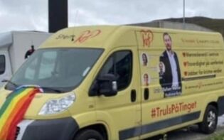 KrF-valgkampbil tagget ned og pyntet med pride-flagg