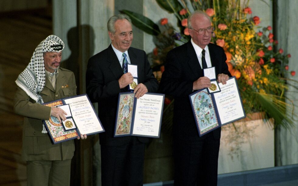 Palestinernes leder Yasser Arafat stilte i militæruniform da han mottok Nobels fredspris sammen med Shimon Peres (i midten) og Yitzhak Rabin. Freden gikk det ikke så bra med i ettertid.
 Foto: Erik Johansen / NTB