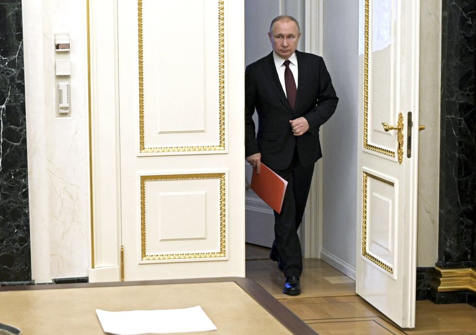 Russlands president Vladimir Puten på vei inn i et møte i Moskva fredag 25. februar.
 Foto: Alexei Nikolsky, Sputnik / AP / NTB