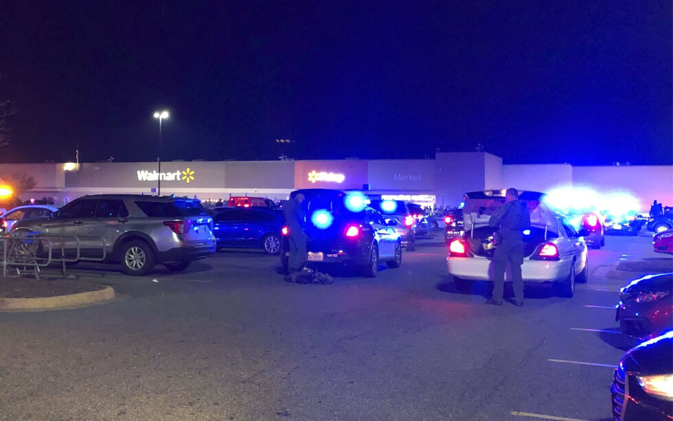 Politibiler ved Walmart-butikken i Virginia tirsdag kveld.
 Foto: WAVY-TV 10 / AP / NTB