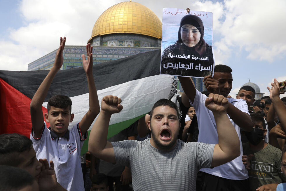 Demonstranter holder et palestinsk flagg og et plakat av den dømte terroristen Israa Jaabis ved Al Aqsa-moskeen i Gamlebyen i Jerusalem, fredag 10. september 2021. Illustrasjonsbilde.
 Foto: Mahmoud Illean/AP/NTB