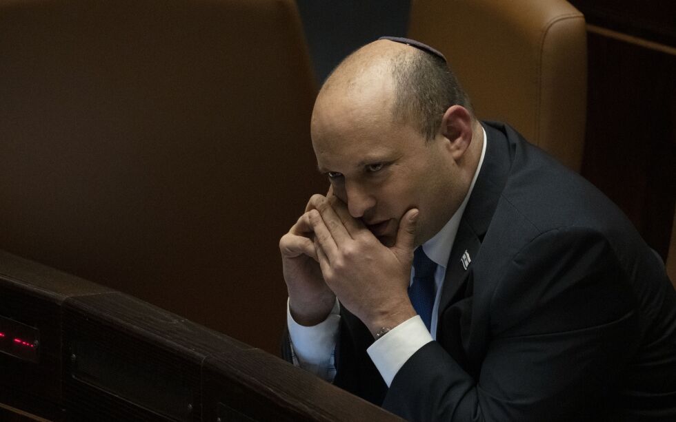 Israels statsminister Naftali Bennett kan bli tvunget til å gå av om koalisjonen han leder felles av sine egne representanter neste uke.
 Foto: Maya Alleruzzo/AP/NTB