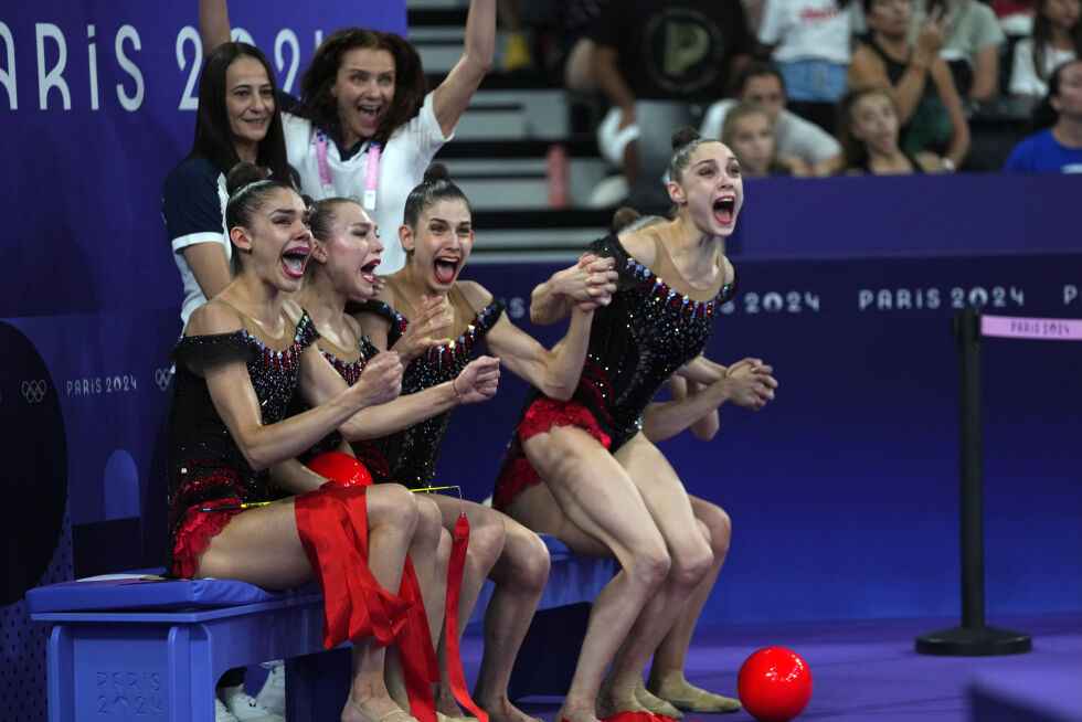 Team Israel jubler etter å ha vunnet sølvmedaljen i rytmisk gymnastikk på La Chapelle Arena under sommer-OL 2024, lørdag 10. august 2024, i Paris, Frankrike.
 Foto: AP Photo/Dar Yasin/NTB