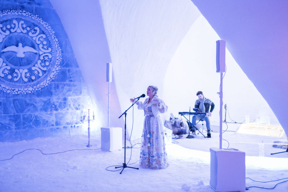 HUNDERFOSSEN VINTERPARK: Helene Bøksle sang ved åpningen av iskatedralen fredag.
 Foto: Gisle Johnsen / NTB