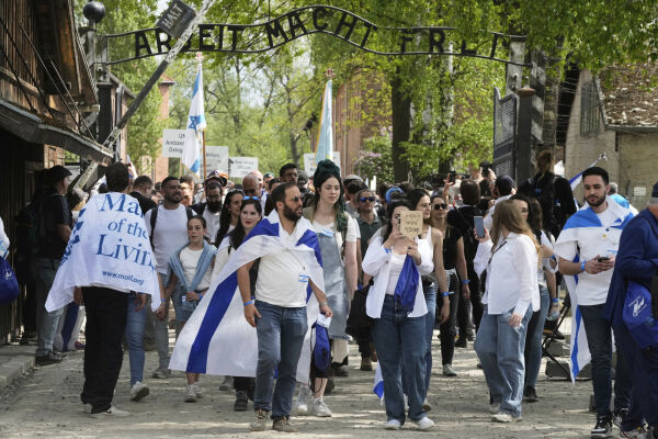 Løslatte gisler deltar i seremoni i Auschwitz
