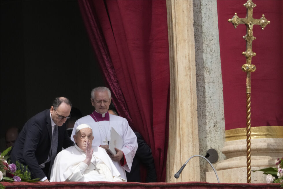 Pave Frans på balkongen av Peterskirken 1. påskedag. Tidligere på dagen møtte han også USAs visepresident J.D. Vance som er på påskebesøk i Roma.
 Foto: Gregorio Borgia / AP / NTB