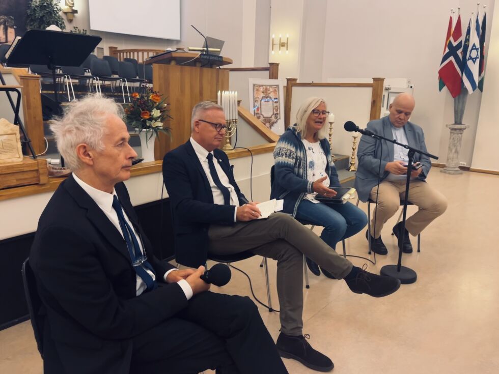 UTFORDRET PANELET: Oslo-pastor Jan-Aage Torp ledet debatten. Fra venstre Ragnar Jespersen, Eigil Jespersen og Käthe Annbjørg Kristoffersen.
 Foto: Ingvill Mydland