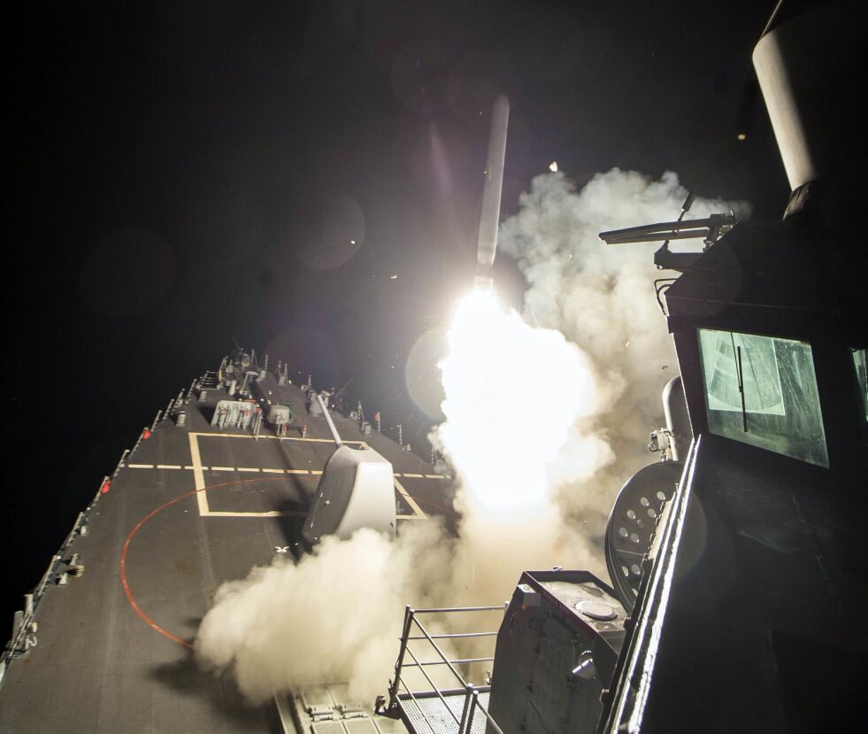 Et Tomahawk-missil fyres av fra dekket på USS Ross, en av de to jagerne som deltok i nattens angrep mot flybasen i Syria.
 Foto: Robert S. Price / Den amerikanske marinen / AP / NTB scanpix