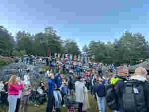 Tusenvis av ungdommer samlet til lovsang og konserter