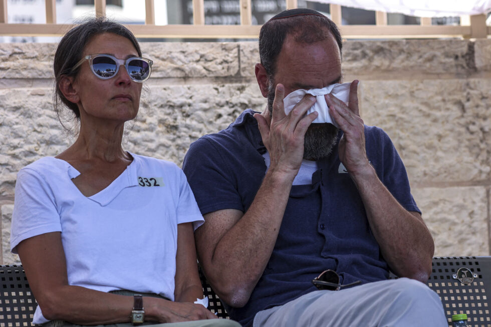 Jonathan Polin og Rachel Goldberg, foreldre til det israelsk-amerikanske gisselet Hersh Goldberg-Polin, som ble drept i Hamas-fangenskap på Gazastripen, her fra sønnens begravelse i Jerusalem, mandag 2. september i år.
 Foto: NTB/Gil Cohen-Magen/Pool