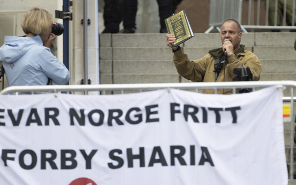 Sian-leder Lars Thorsen med Koranen i hånd under et arrangement i regi av Stopp Islamiseringen av Norge (SIAN) på Hamar i 2020.
 Foto: Geir Olsen / NTB