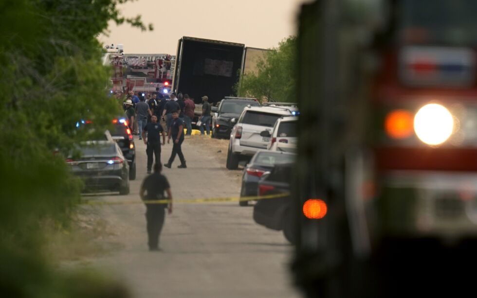 Mandag kveld ble 46 mennesker funnet døde i det kvelende varme lasterommet på et vogntog utenfor San Antonio i Texas, få timers kjøretur nord for grensen til Mexico.
 Foto: AP/NTB