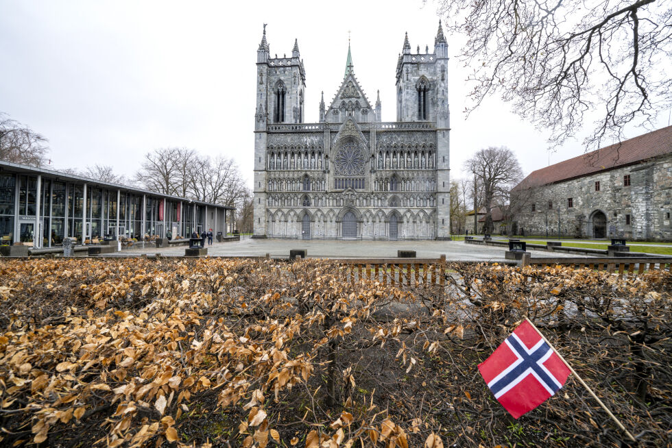 NASJONALSYMBOLER :Nidarosdomen er vårt første av de største nasjonalsymbol for vår kristendom, kirkene. Dens spir skal ikke falle, så lenge det er kristenfolk i dette land, slår artikkelen fast. Q 42 er det siste store moderne bygg som markerer kristendommen i sør, akkurat som Nidarosdomen i nord. Og det faller heller ikke, så lenge kristne ber og våker over våre nasjonalkirker. De er begge fysiske bilder på hva Norge handler om.Vårt land er viet Jesus Kristus i tusen år. Og våre store nasjonale kirkebygg vitner om det i våre store byer, som Trondheim med statskirkens Nidarosdom og Kristiansand med frikirke-Norges tilsvarighet i Q42.
 Foto: NTB