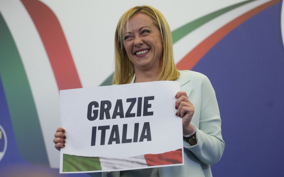 Høyrekoalisjonen ledet av Giorgia Meloni har vunnet valget med stor margin. Her viser hun en plakat med teksten «Takk, Italia» på partikontoret til Italias brødre søndag kveld.
 Foto: Gregorio Borgia / AP / NTB