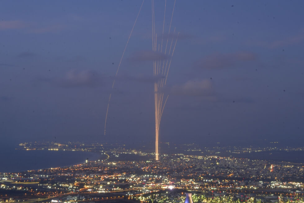 HAIFA: Det israelske luftforsvarssystemet Iron Dome ble mandag tatt i bruk for å stanse rakettangrep fra Libanon. Bildet er fra Haifa. Hizbollah hevder tirsdag å ha angrepet en marinebase utenfor byen.
 Foto: Baz Ratner / AP / NTB