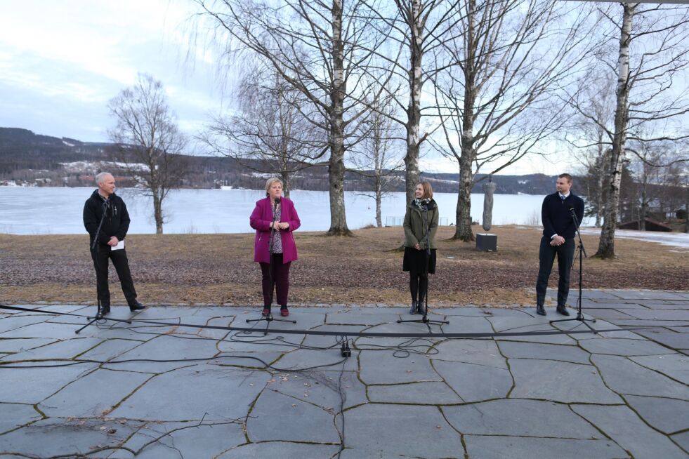 Statsminister og Høyre-leder Erna Solberg sier hun gleder seg over målingen Ipsos har utført for Dagbladet. Hun sier at det norske folk må forberede seg på at det blir verre, før det blir bedre. Bildet er tatt på regjeringens budsjettkonferanse på Hurdalsjøen hotell. Finansminister Jan Tore Sanner (H), statsminister Erna Solberg (H), næringsminister Iselin Nybø (V) og barne- og familieminister Kjell Ingolf Ropstad (KrF) følger sine egne råd og holder god avstand til hverandre.
 Foto: Ørn E. Borgen / NTB scanpix