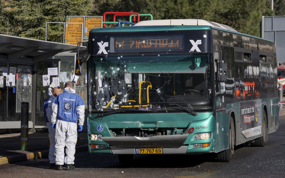 To bussholdeplasser ble onsdag morgen rammet av eksplosjoner i Jerusalem.
 Foto: Ohad Zwigenberg/Ap/NTB