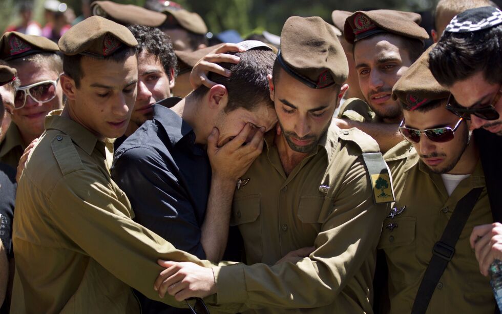 Israelske soldater sørger under begravelsen til sersjant Moshe Naftali (22) på Mount Herzl-kirkegården i Jerusalem, fredag 19. august 2011. Væpnede menn fra Gaza krysset inn i det sørlige Israel gjennom den egyptiske ørkenen, overfalt sivile kjøretøyer som kjørte på en avsidesliggende vei, og drepte åtte personer. Seks var sivile, og to var medlemmer av israelske sikkerhetsstyrker.
 Foto: Bernat Armangue/NTB