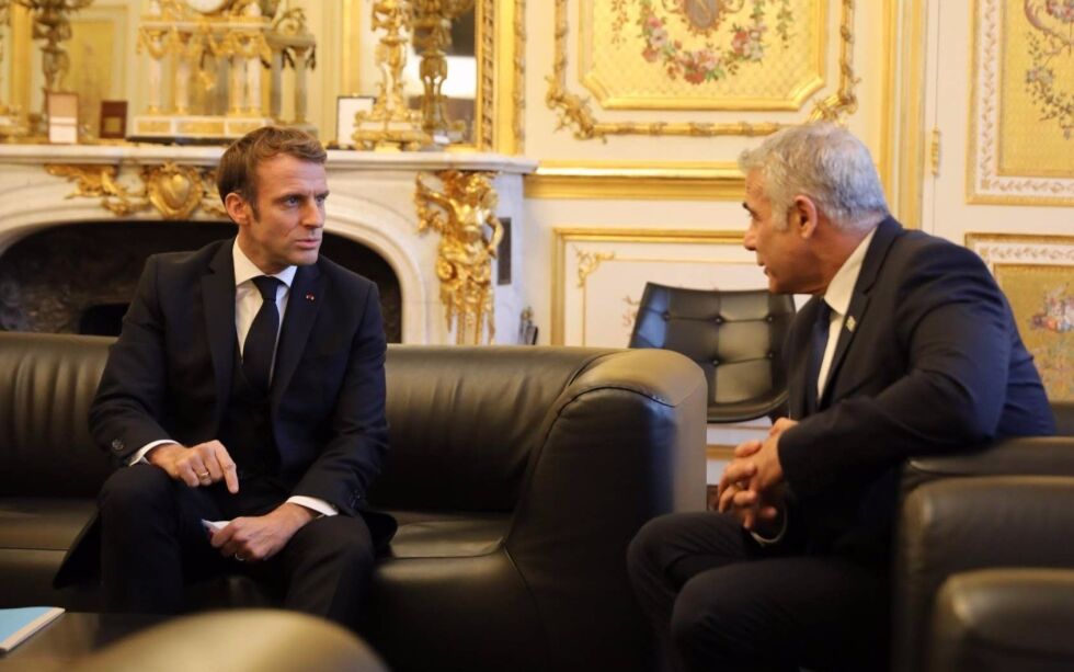 Frankrikes president Emmanuel Macron i samtaler med Israels utenriksminister Yair Lapid.
 Foto: Quentin Crestinu / TPS