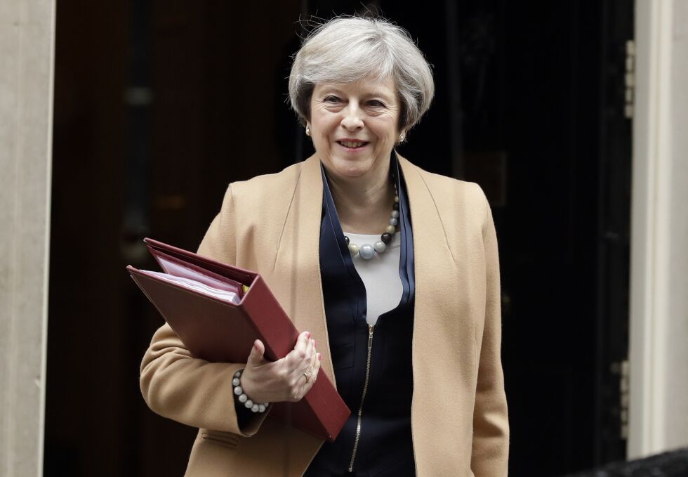 Storbritannias statsminister Theresa May forlater 10 Downing Street i London.
 Foto: Matt Dunham / AP / NTB scanpix