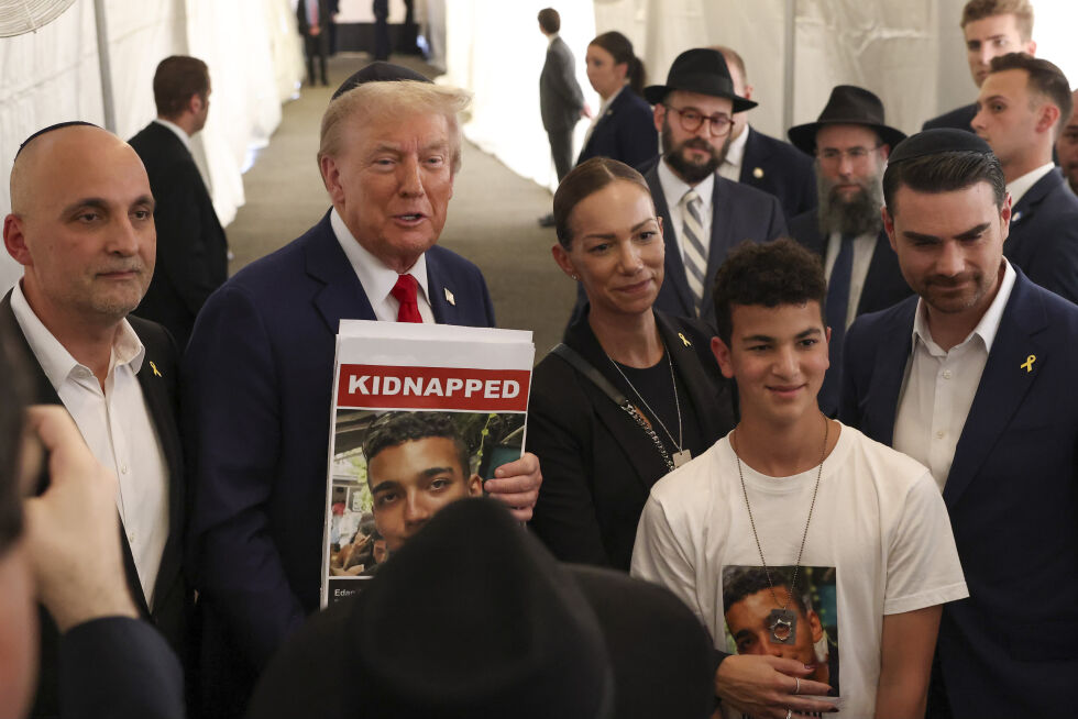 Donald Trump sammen med familiemedlemmer av Edan Alexander, da han var holdt fanget et år, 7. oktober 2024, i New York.
 Foto: AP Photo/Yuki Iwamura/NTB