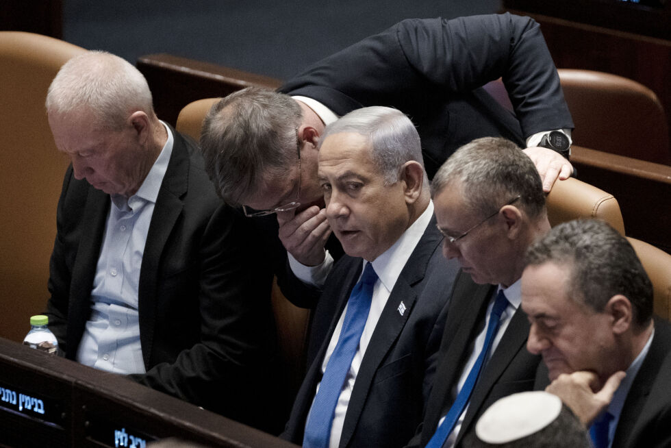 Knesset, den israelske nasjonalforsamlingen, 24. juli 2023: Netanyahu i midten av bildet med forsvarsminister Yoav Gallant til venstre.
 Foto: AP Photo/Maya Alleruzzo/NTB.