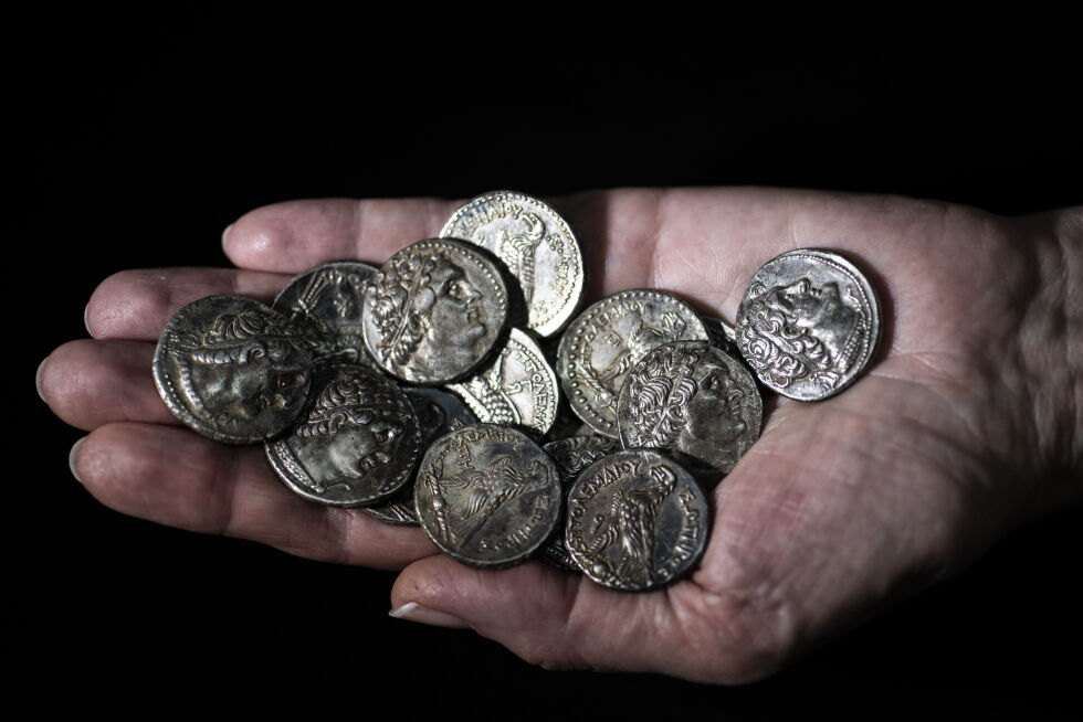 15 sølvmynter som dateres til Antiochos IVs regjeringstid ble oppdaget i mai under en utgraving i naturreservatet Darageh Stream i Israel.
 Foto: Shai Halevi / Israel Antiquities Authority