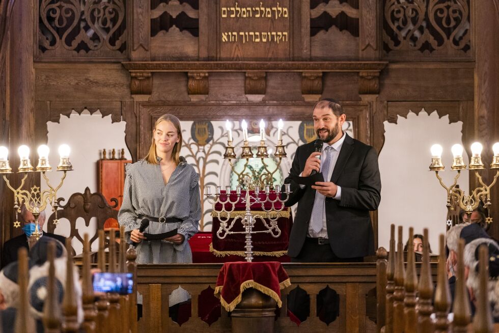 Tale Preminger og rabbiner Joav Melchior ønsker kong Harald, kronprins Haakon og øvrige gjester velkommen til markeringen for synagogen i Oslo som fyller 100 år.
 Foto: Håkon Mosvold Larsen / NTB