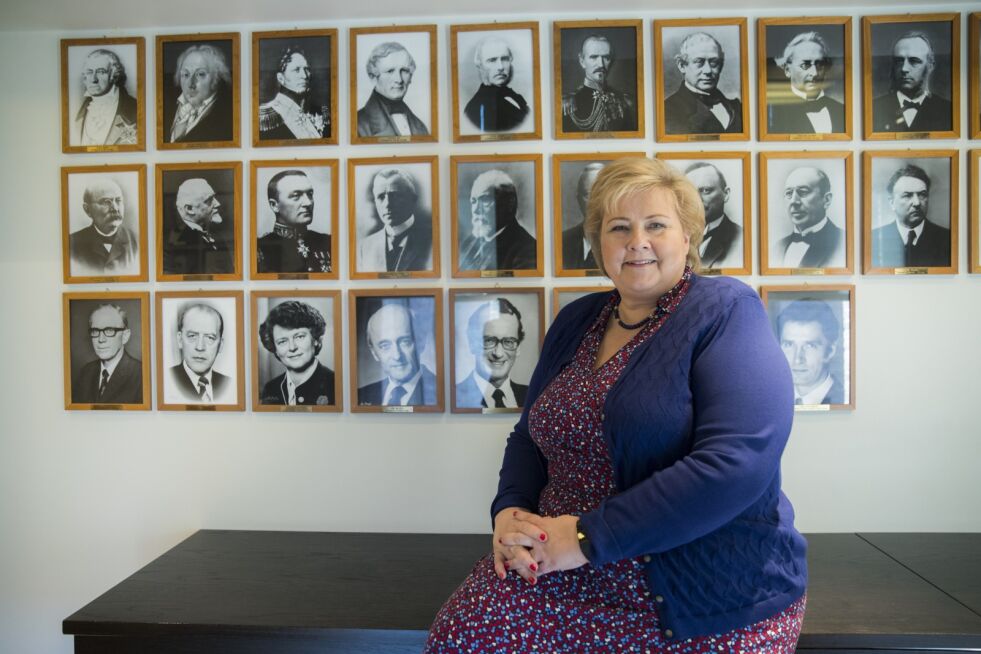 Erna Solberg foran galleriet av sine forgjengere på Statsministerens kontor. Nå er hun i ferd med å sette rekord som den lengstsittende statsministeren fra Høyre. Foto: Berit Roald / NTB scanpix