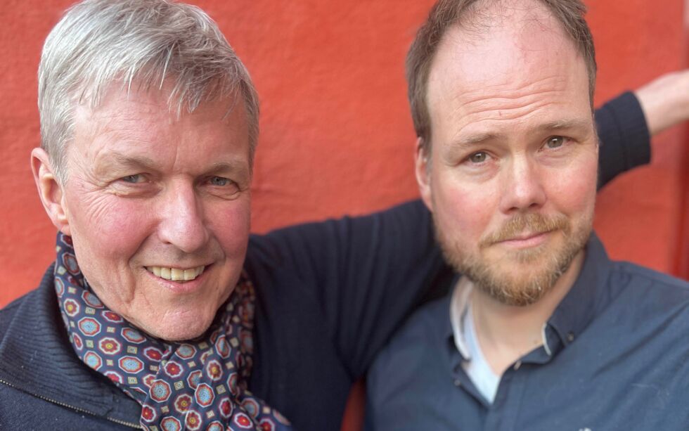 – Jeg har jo bare sett karakterene mine på boksidene, men nå ser jeg dem som tegninger, og det er veldig moro, sier Jan Ove Ekeberg (t.v.). Hans bokserie «Den siste vikingkongen» blir tegneserie i Nils Axle Kantens strek.
 Foto: Strand forlag / Handout / NTB