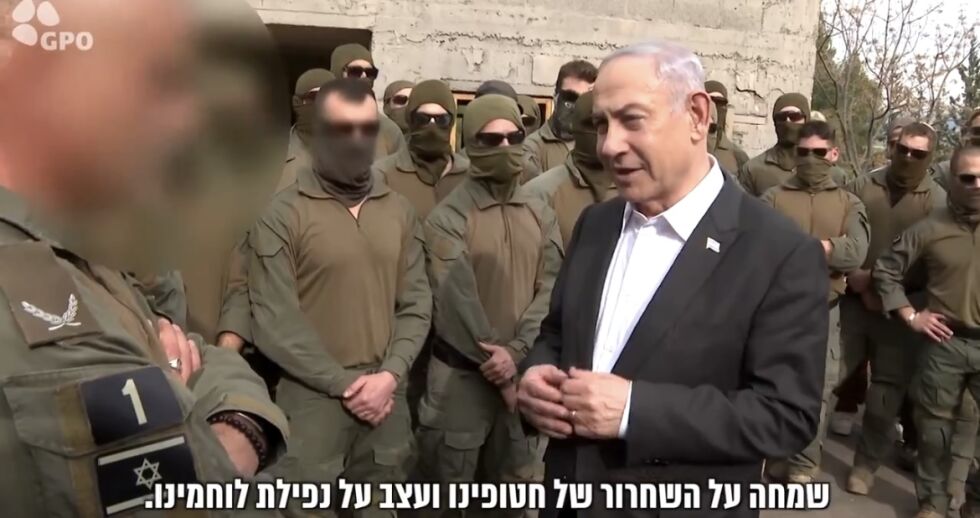 IMPONERT: Mandag møtte Netanyahu marinekrigerne som befridde gislene, og uttrykte sin støtte.
 Foto: Netanyahus konto på X-Twitter/Skjermdump