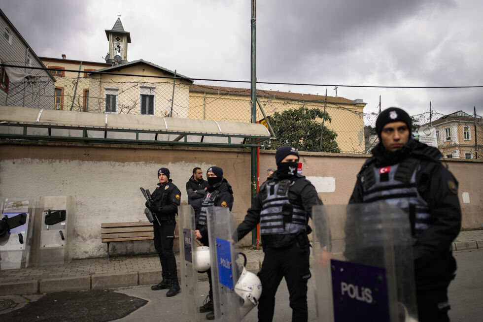 ANGREPET: Tyrkiske politifolk på vakt ved Santa Maria-kirken i Istanbul, Tyrkia, søndag 28. januar 2024.
 Foto: NTB/AP Photo/Emrah Gurel