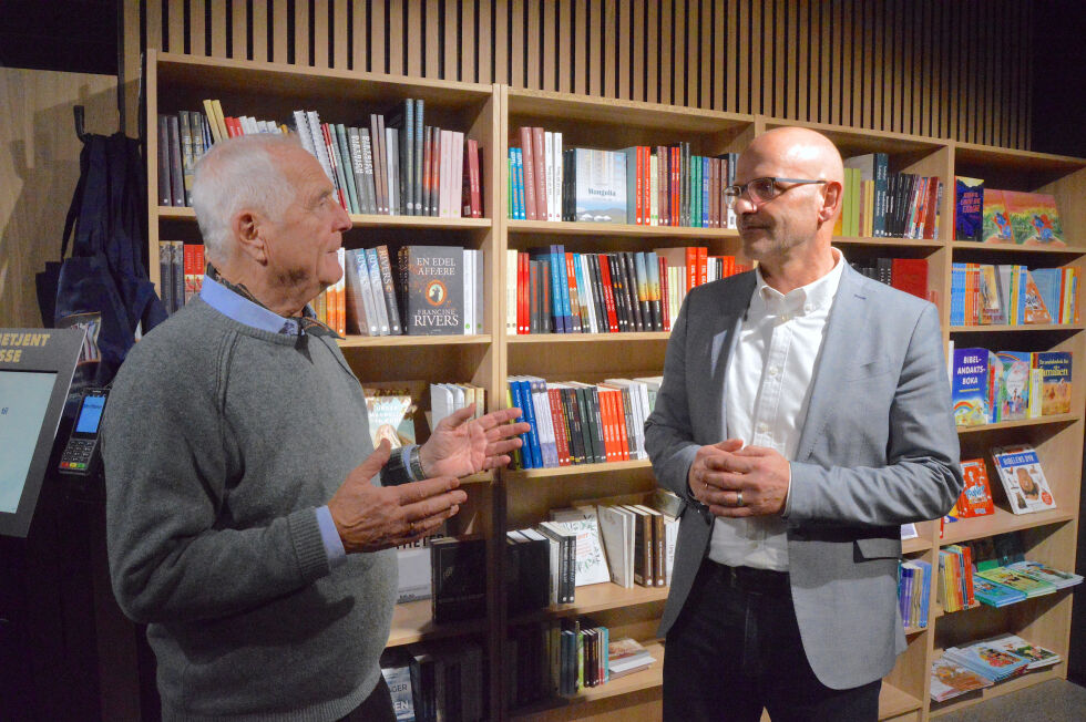 PARTNERE: Bokmagasinene er et samarbeid mellom menighet, bokhandel og forlag, her de to siste representert ved Hans Petter Foss (til venstre) og forlagssjef Ketil Jensen i Lunde.
 Foto: Stein Gudvangen, KPK.