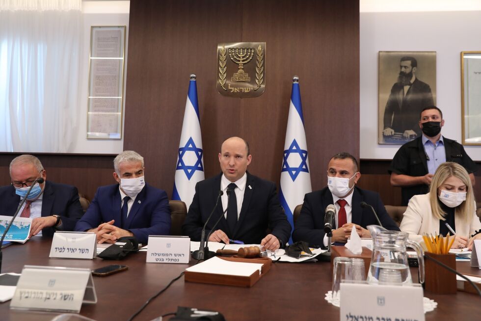 Israels statsminister Naftali Bennett varsler høyere prioritering av kampen mot klimaendringer. Her er Bennett (i midten) under et kabinettmøte på statsministerens kontor i Jerusalem søndag 24. oktober.
 Foto: Abir Sultan / NTB / AP