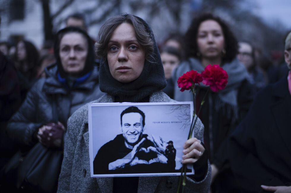 Flere hundre russere er pågrepet etter å ha hyllet den avdøde regimekritikeren Aleksej Navalnyj ved å legge ned blomster på minnesmerker de siste ukene.
 Foto: AP / NTB