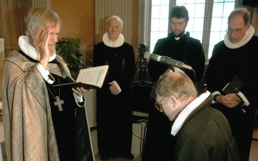 Børre Knudsen under vigslingen av Finn Indrebø i 1997. Bak f.v.; Arthur Berg, Ludvig Nessa og Per Kørner.
 Foto: Marit Hommedal / NTB