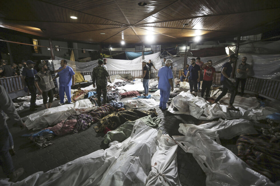 Bombet sykehus: Drepte ved Ahli Arab-hospitalet er samlet foran al-Shifa-sykehuset i Gaza City, sentralt på Gaza-stripen, tirsdag, 17. oktober 2023. Det Hamas-styrte Helsedepartementet hevdet straks at det var en israelsk rakett som forårsaket eksplosjonen, mens det israelske forsvaret sier at etter det de har observert var det en feilskutt palestinsk rakett som traff sykehuset.
 Foto: AP Photo/Abed Khaled