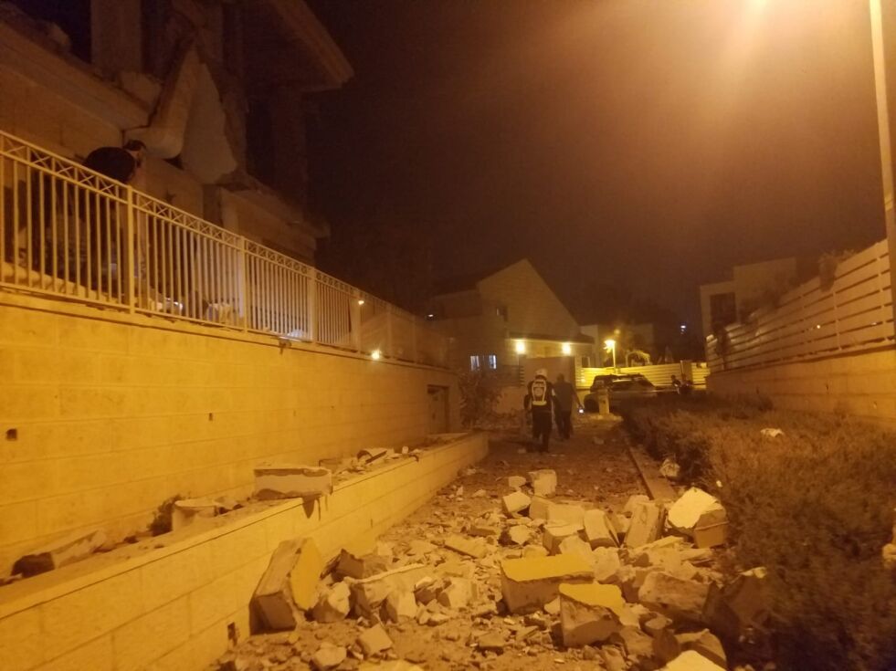 RAKETTANGREP: Store materielle ødeleggelser etter at en rakett fra Gaza slo ned i hagen til et hjem i Beersheva natt til onsdag.
 Foto: Magen David Adom