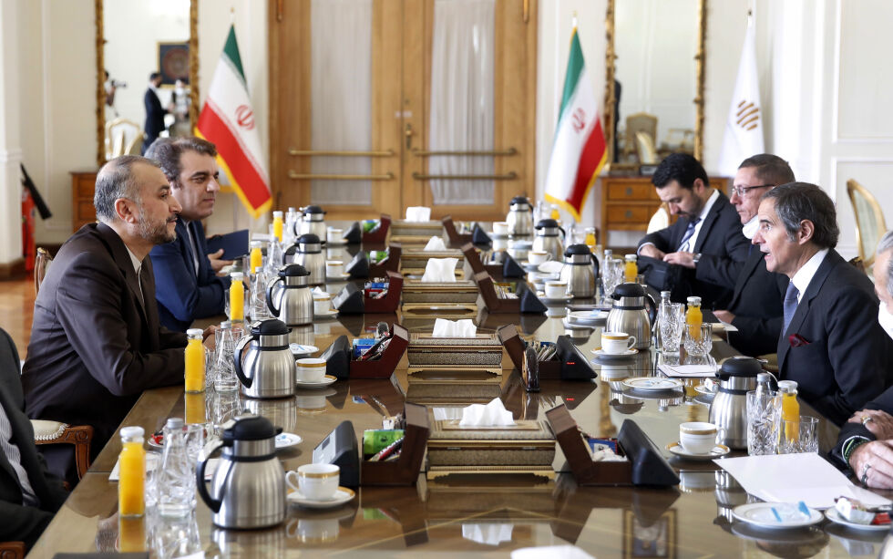 I TOPPLEDELSEN: Irans utenriksminister Hossein Amirabdollahian, (t.v.) under et møte i Tehran, Iran, i 2022.
 Foto: NTB/AP