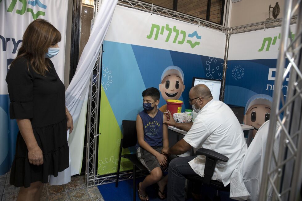 En israelsk tolvåring får koronavaksine in Jerusalem.
 Foto: Maya Alleruzzo / NTB