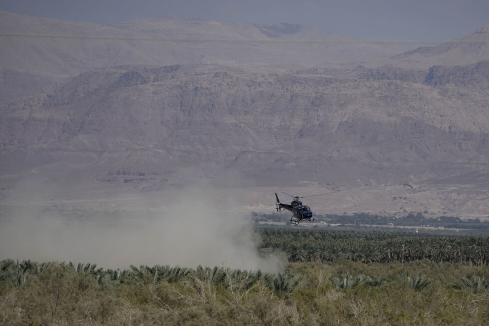 Et israelsk politihelikopter ved Dødehavet fredag 18. oktober 2024.
 Foto: NTB / AP / Mahmoud Illean