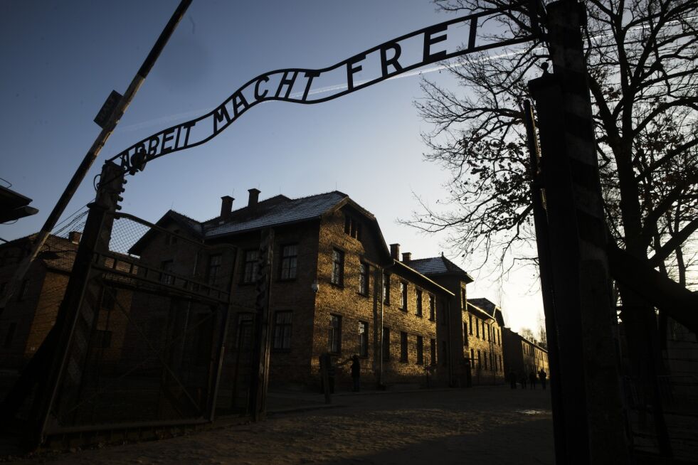 Porten til den første leiren i Auschwitz med den kjente ordlyden «Arbeit macht frei» – «Arbeid gjør deg fri».
 Foto: Markus Schreiber / AP / NTB scanpix