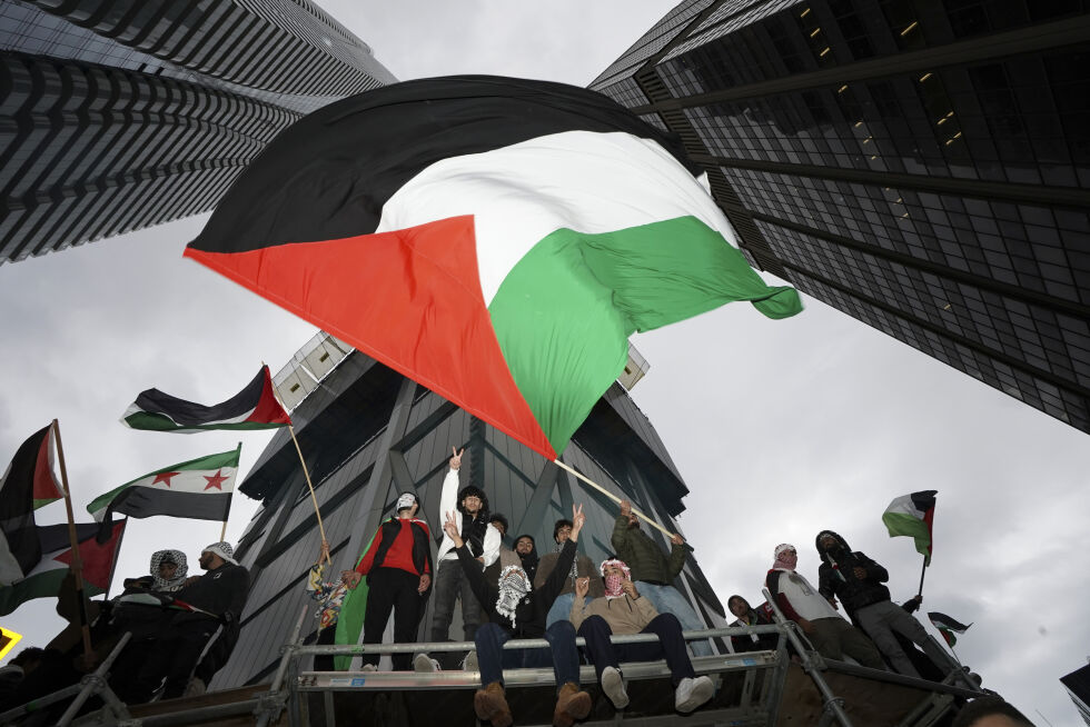 Demonstranter med PLO-flagget i Toronto, 9. oktober 2023.
 Foto: Arlyn McAdorey/The Canadian Press via AP, Arkiv/NTB.