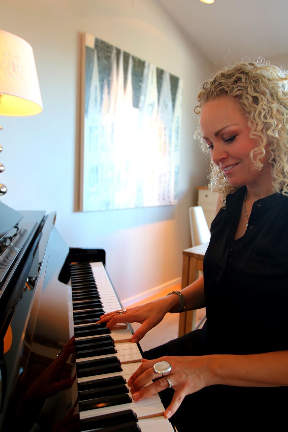 SANG: Marianne spiller både piano og gitar. Ved siden av kunsten og foto har hun skrevet nærmere 250 sanger og 300 dikt som hun drømmer om å gi ut.
 Foto: Johnny Myhr-Hansen