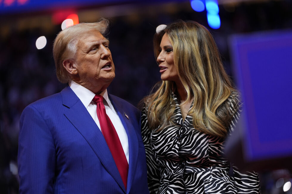 Donald Trump og Melania Trump sammen på scenen under et valgkampmøte i Madison Square Garden søndag 27. oktober i New York.
 Foto: NTB/AP Photo/Julia Demaree