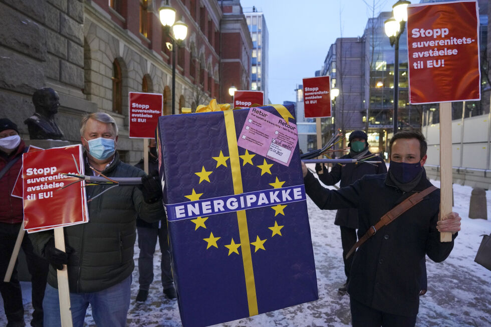 Nei til EU aksjonerte utenfor Høyesterett i januar 2021 da domstolen avgjorde at organisasjonens ACER-søksmål skal prøves for domstolene. Tirsdag vil Høyesterett i plenum starte behandlingen av saken.
 Foto: Ole Berg-Rusten / NTB