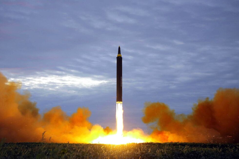 Interkontinental rakett: 4. juli 2017 ble dette bildet distribuert av myndighetene i Nord-Korea. Det viser en oppskytning av en såkalt Hwasong-14 interkontinental  ballistik rakett.
 Foto: AP