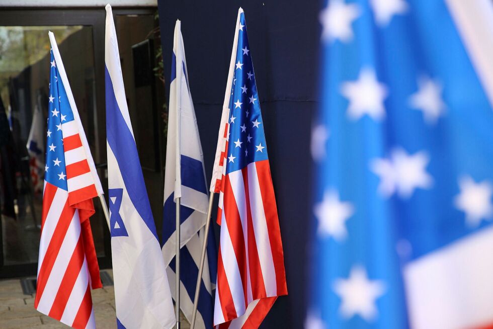 Israelske og amerikanske flagg under Joe Bidens besøk i Israel.
 Foto: Hillel Maeir/TPS